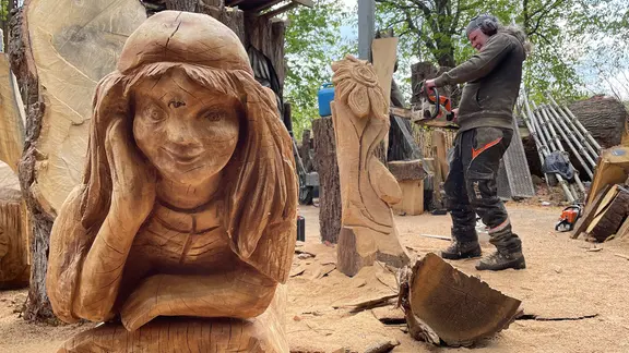 Schnitzen mit der Kettensäge: Der Holzkünstler Raik Vicent arbeitet fast jeden Tag an seinen Figuren. Auf dem Dänholm hat er Platz und kann ordentlich Krach machen.