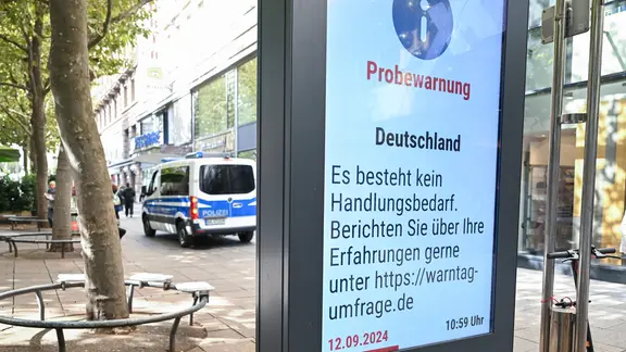 Eine Probewarnung ist am Warntag in der Fußgängerzone auf einer digitalen Werbetafel angezeigt.