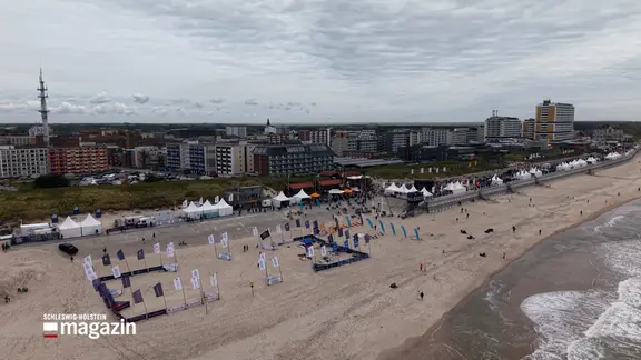 Eine Luftbildaufnahme des Strandes von Sylt während einer Surfveranstaltung