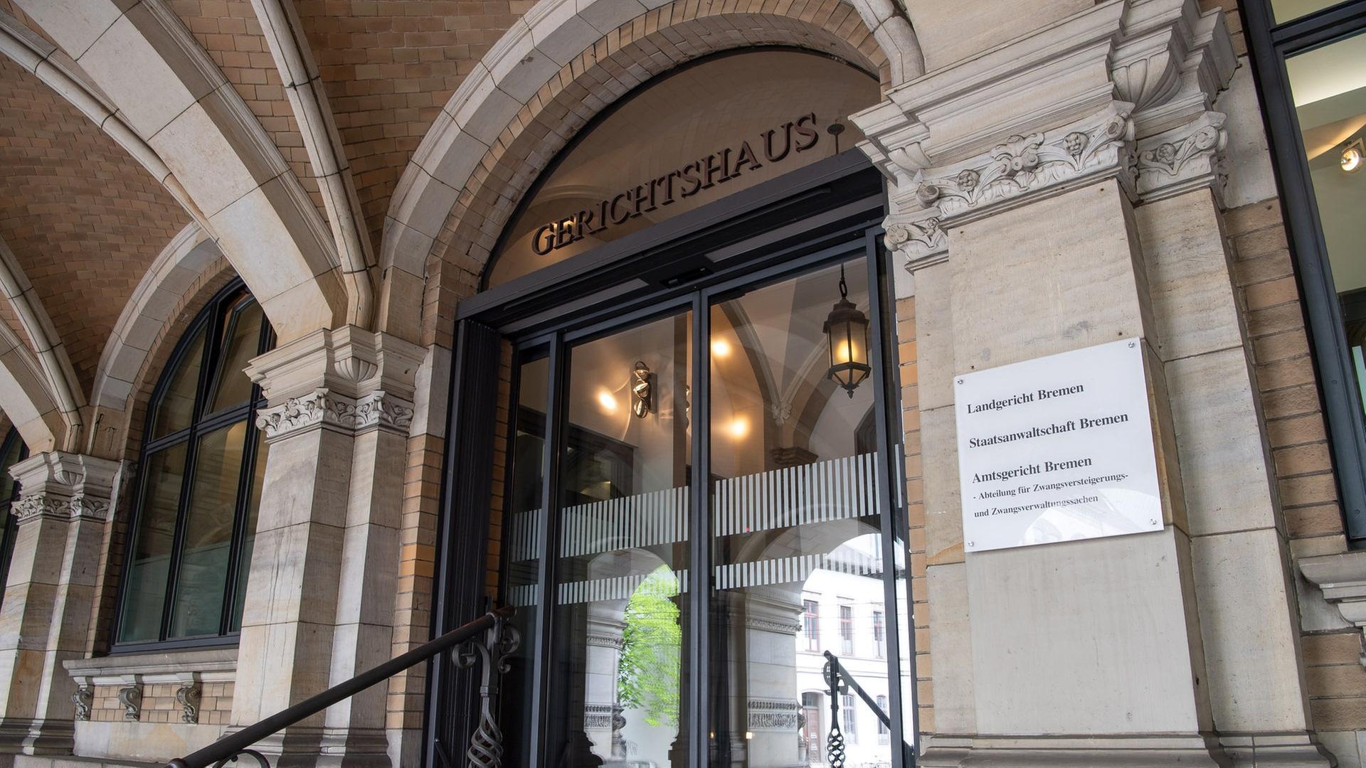 Der Eingang zum Landgericht Bremen. | picture alliance/dpa | Sina Schuldt, Sina Schuldt
