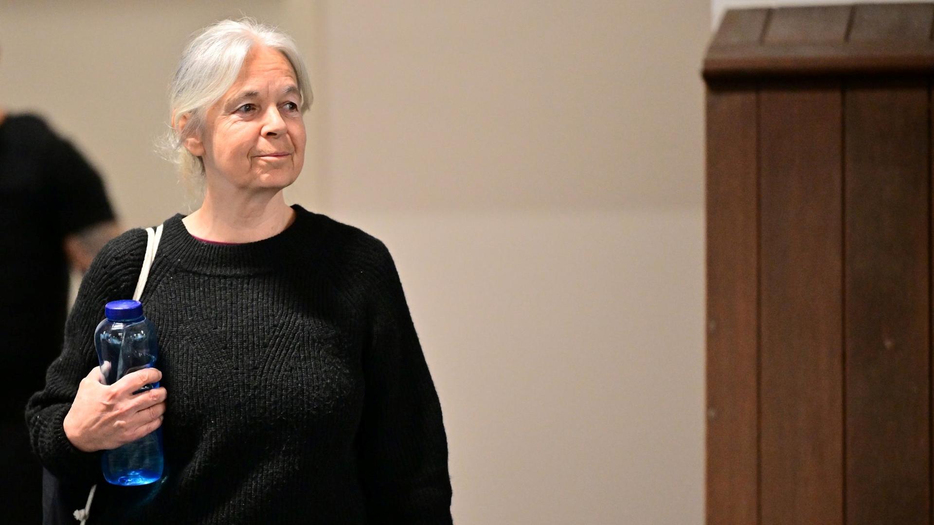 Daniela Klette betritt den provisorischen Gerichtssaal des Landgerichts Verden. | dpa-Bildfunk, Sina Schuldt