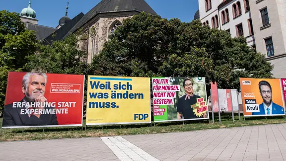 Wahlplakate von SPD, FDP, Grüne, CDU und BSW in Magdeburg am 30. Juli 2026.