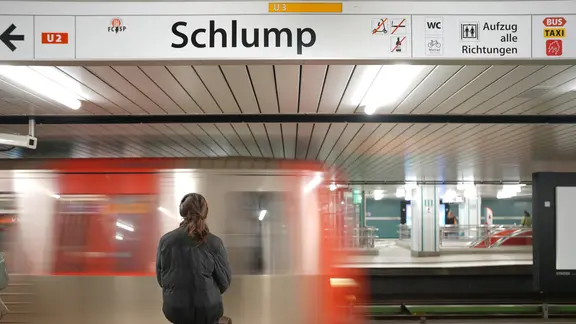 Eine U-Bahn der Linie U3 fährt in den Bahnhof Schlump ein.