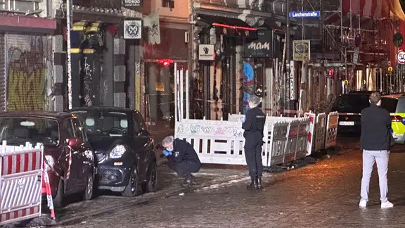 Polizisten untersuchen und sichern einen Tatort im Hamburger Schanzenviertel. Nach einem Streit vor einem Lokal im Hamburger Schanzenviertel ist ein Mann am Abend von einem Unbekannten angeschossen worden.