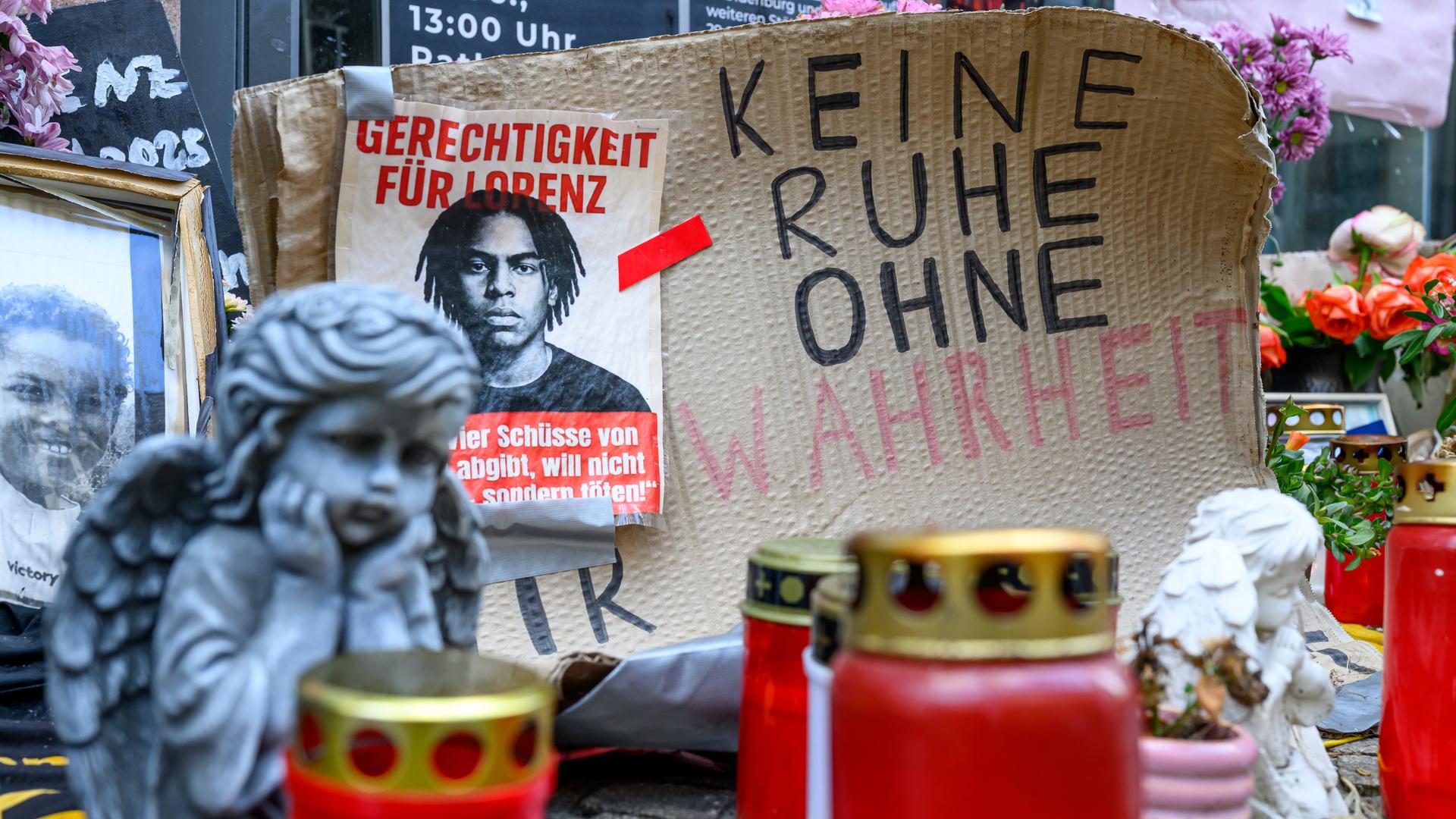 Ein Schild mit der Aufschrift Keine Ruhe ohne Wahrheit liegt in der Achternstraße in Oldenburg, in der Lorenz A im April 2025 starb. | picture alliance / dpa | Izabela Mittwollen