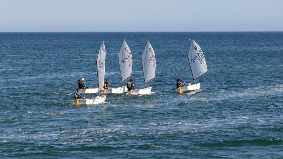 Optimisten sind eine gute Möglichkeit für Kinder, mit dem Segeln anzufangen - sie kentern nicht so schnell. | picture alliance / imageBROKER Jollen vom Typ Optimist einer Segelschule segeln.