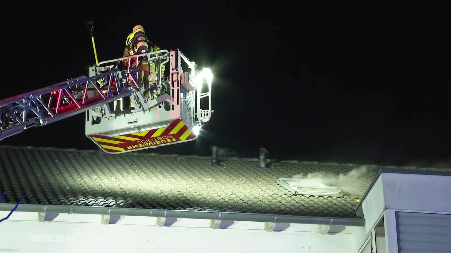 Rostock-Toitenwinkel: Feuer in Mehrfamilienhaus ausgebrochen