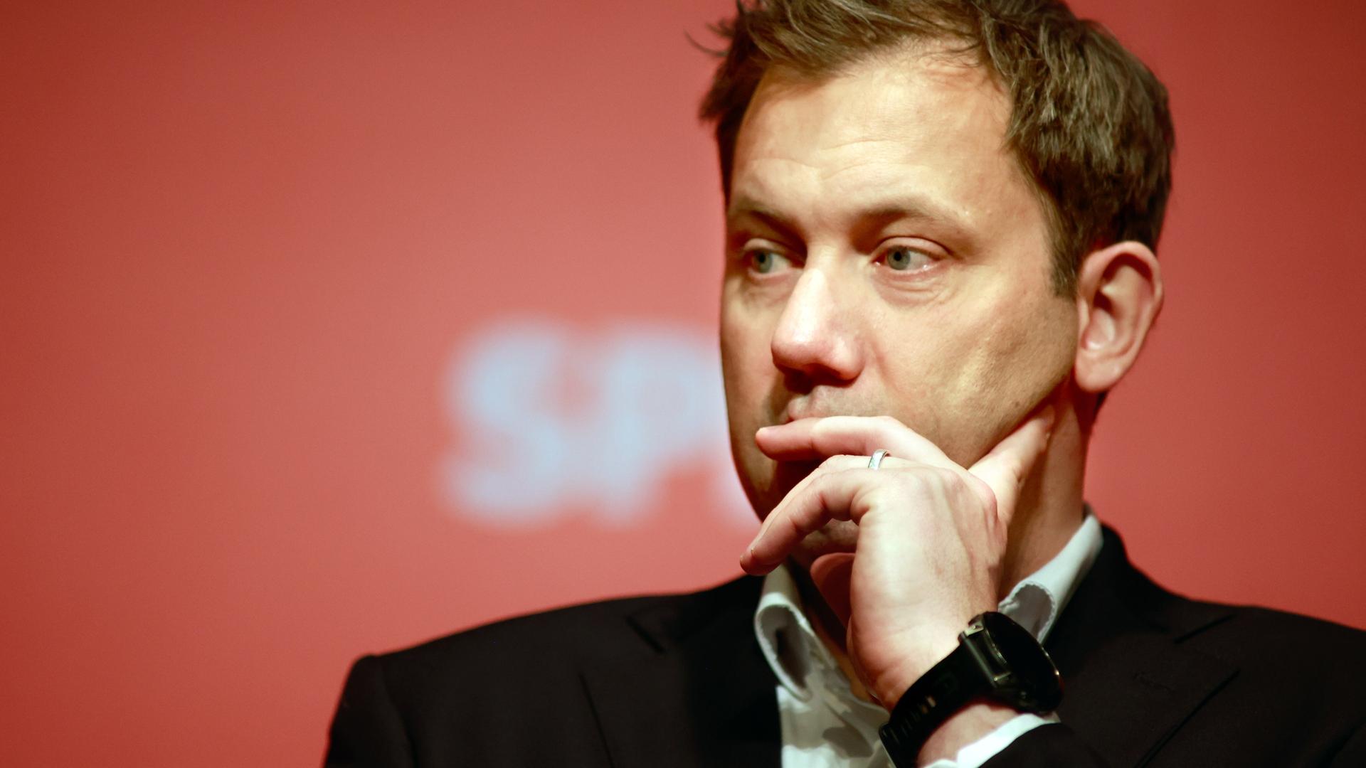 Lars Klingbeil, Bundesvorsitzender der SPD, stellt sich während der Dialogkonferenz zum SPD-Mitgliedervotum den Fragen der Teilnehmer. | picture-alliance, Matthias Bein