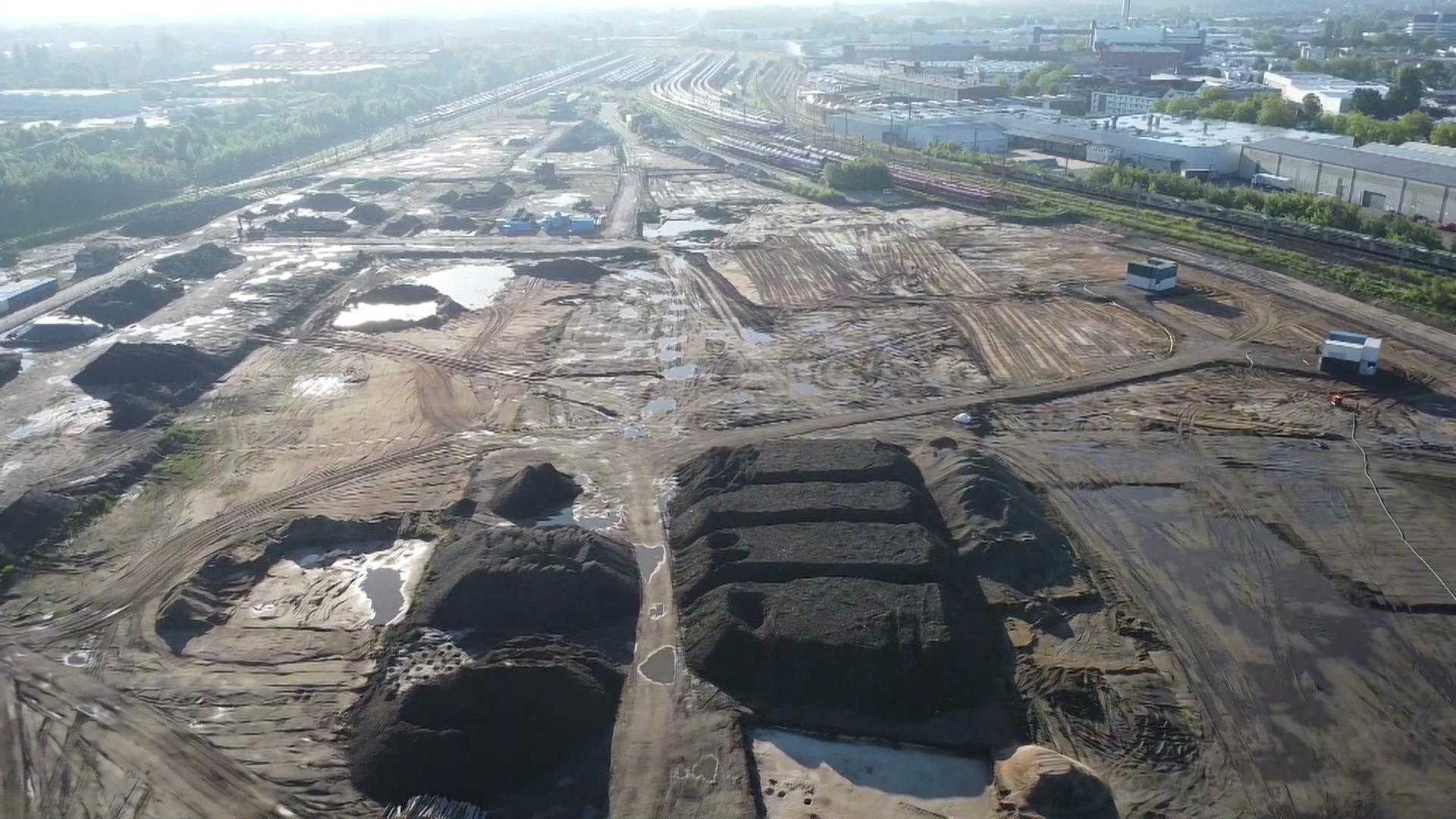 Das Areal im Osnabrücker Lokviertel aus der Luft betrachtet: Erdhügel, Sand, Wasser. | Nord-West-Media-TV