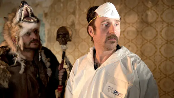 Ob Schotty (Bjarne Mädel, re.) dem Schamanen (Milan Peschel, li.) wohl entkommen kann.