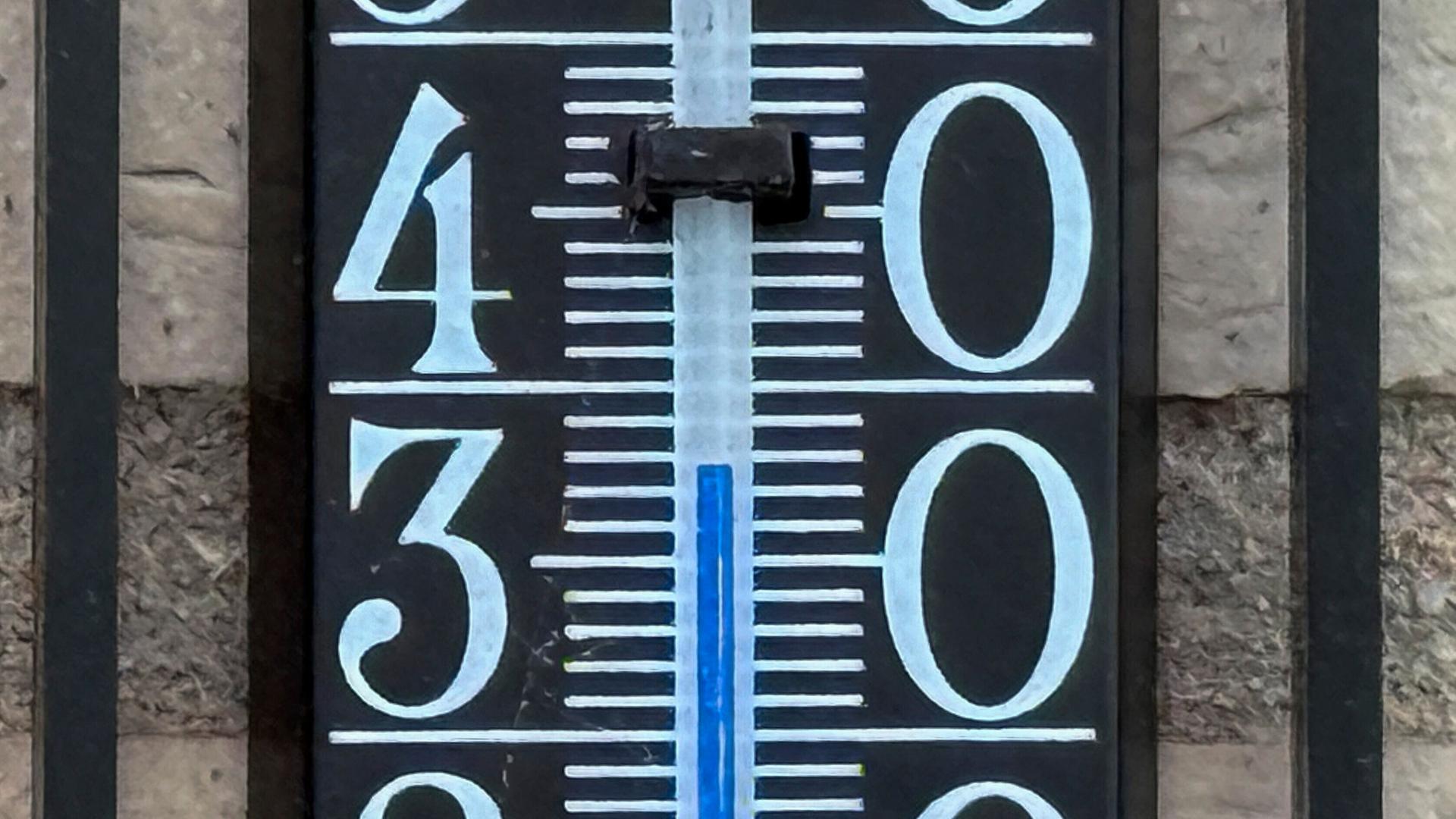 Thermometer zeigt 38 Grad an | picture alliance / ABBfoto | BREUEL-BILD-HJBfoto