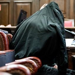 Ein 53 Jahre alter Angeklagter sitzt im Hamburger Landgericht im Sitzungssaal. Er soll vor mehr als 32 Jahren einen anderen Mann in dessen Wohnung ermordet haben. (Archivfoto)