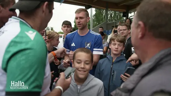 Per Mertesacker zwischen Fans in seinem alten Club Pattensen.