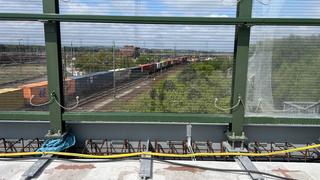 Auf der Decatur-Brücke ist der Beton geöffnet, unten fahren Güterzüge.