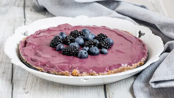 Eine Beeren-Tarte steht auf dem Tisch.