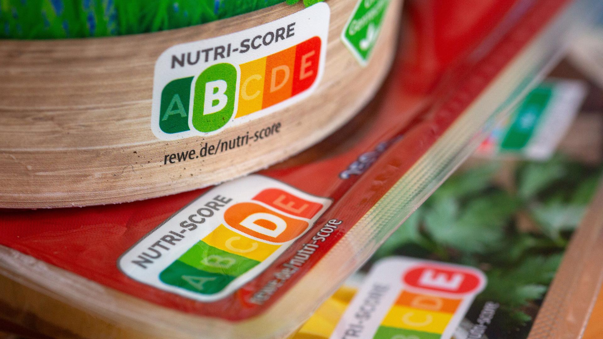  Verschiedene Lebensmittelverpackungen mit dem Nutri-Score-Label lieben übereinander. | Fernando Gutierrez-Juarez, dpa