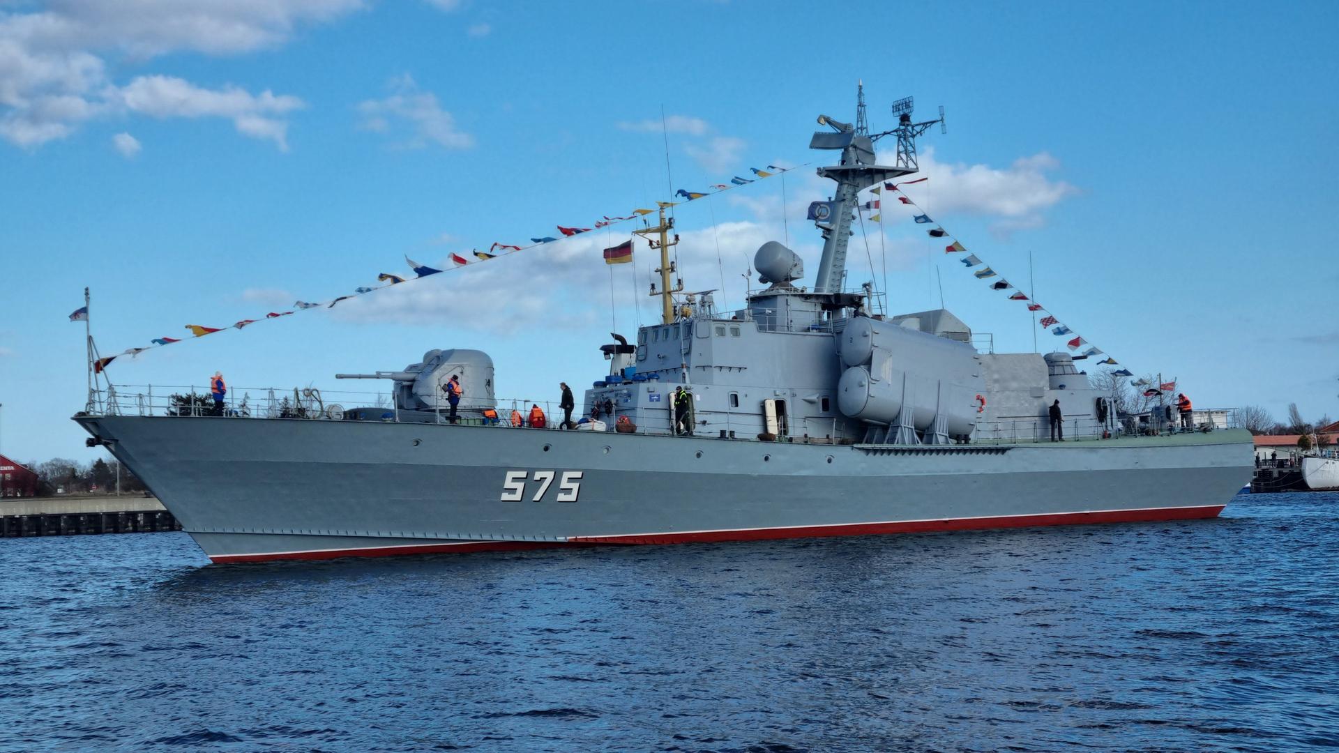 Im Hafenbecken von Peenemünde schwimmt ein großes graues Metallschiff mit Raketen an Bord  | NDR
