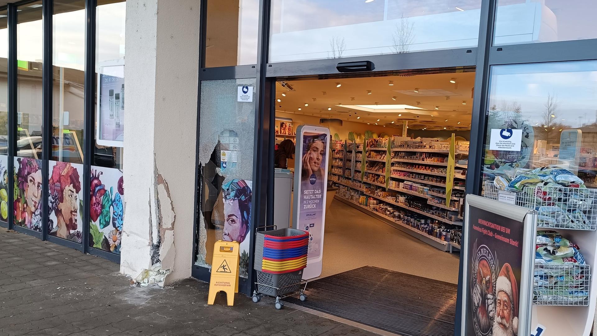 Greifswald: Autofahrerin fährt in Schaufenster und erfasst Passantin