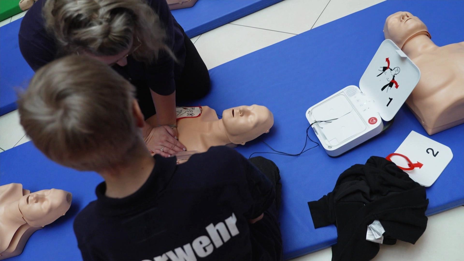 Wiederbelebungs-Marathon beim Blaulichttag in Schwerin