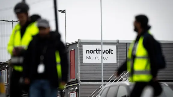 Personen vor einem Gebäude der Firma Northvolt