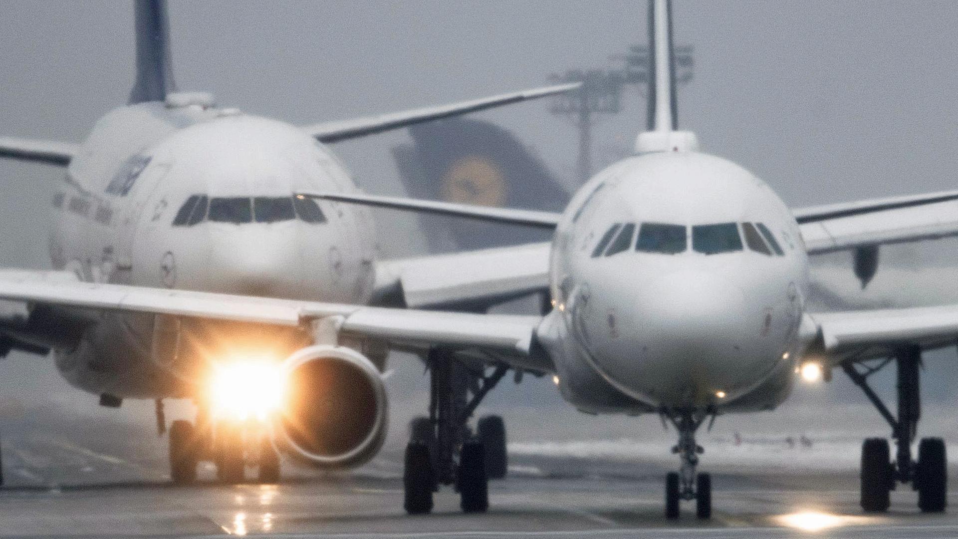 Zwei Flugzeuge der Lufthansa auf dem Rollfeld eines Flughafens. | dpa bildfunk, Boris Roessler