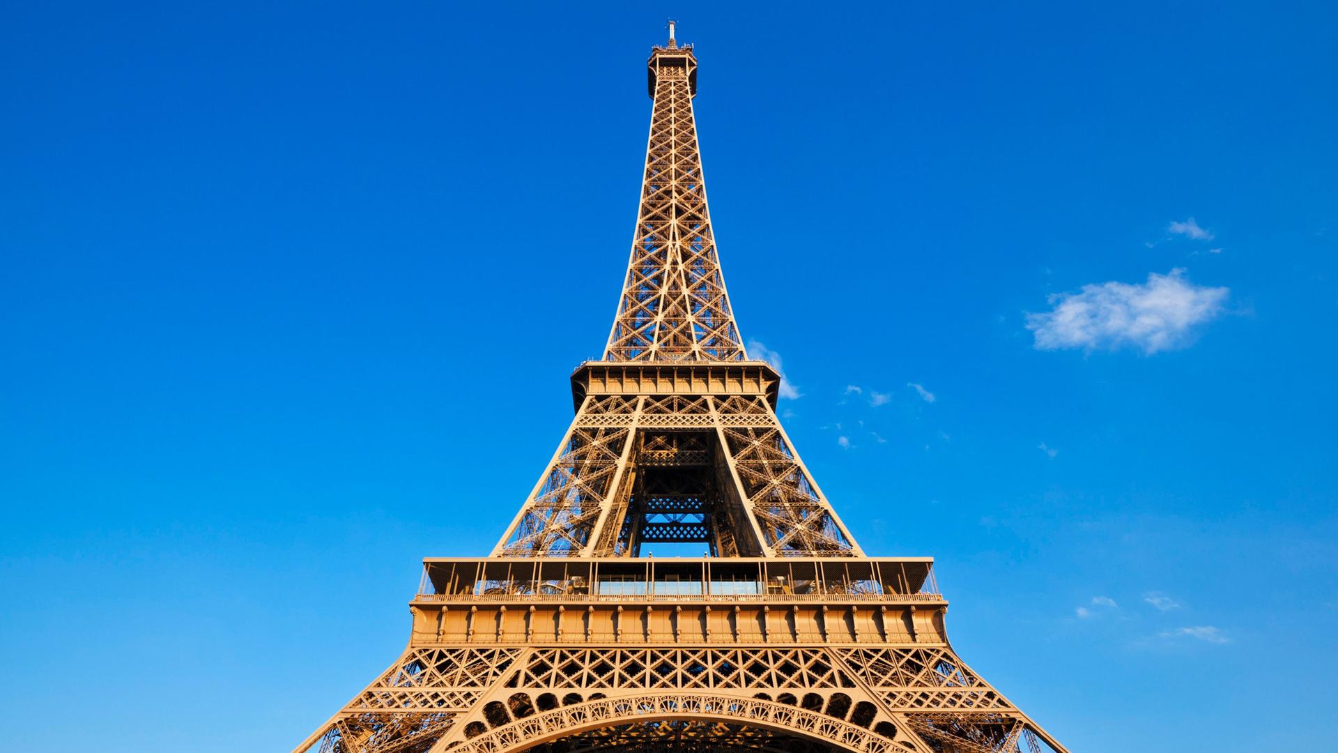Der Eiffelturm in Paris bei blauem Himmel. | picture alliance / robertharding | Neale Clark