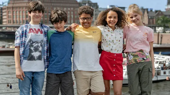 Gruppenbild der neuen Pfefferkörner: Tibet als Jules, Noah als Piet, Mathieu als Kofi, Josefine als Taara und Ida als Malin.