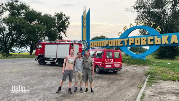 Robert Schönberg vor seinem Feuerwehr-Auro.