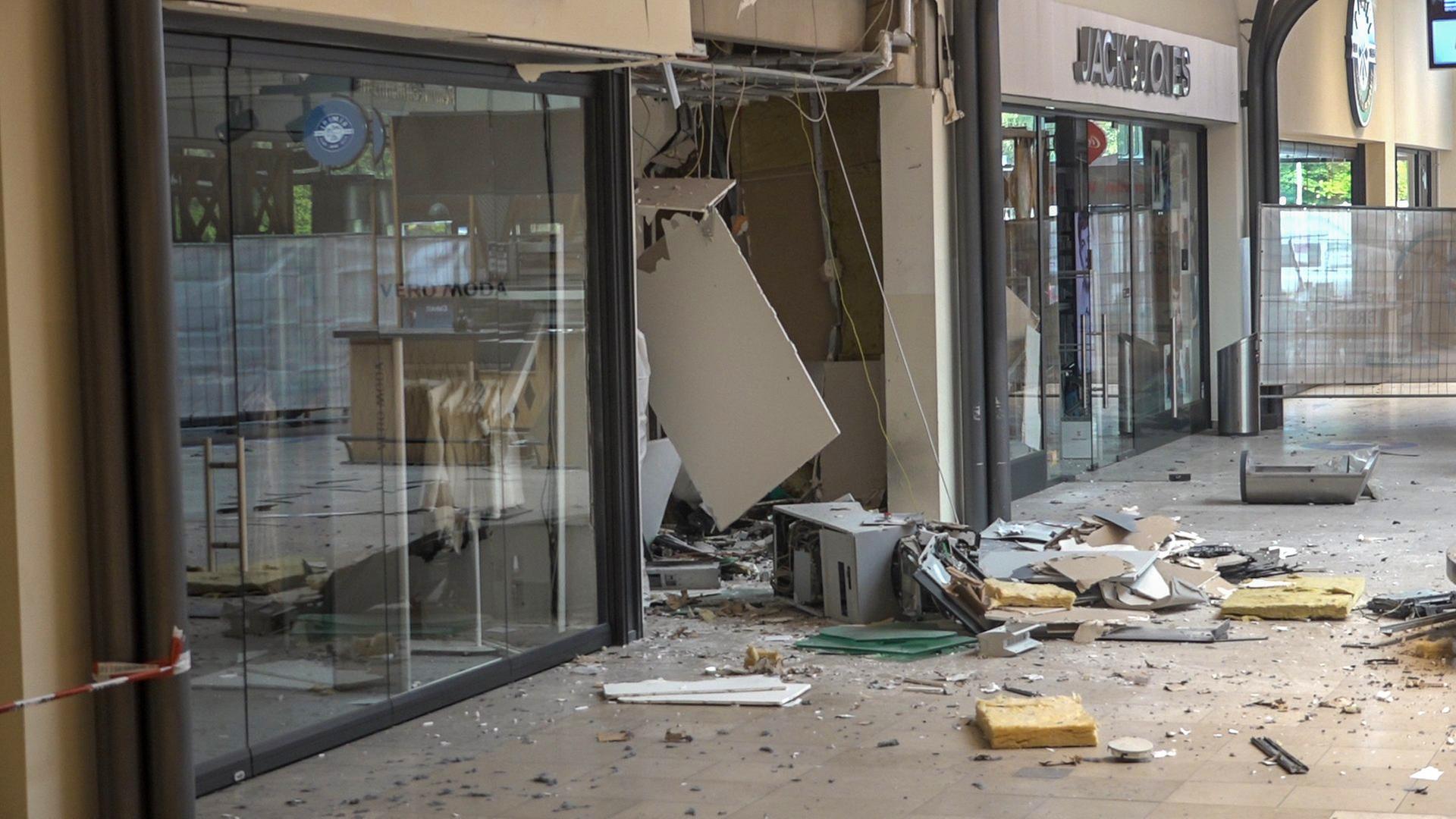 Nach der PSrengung eines Geldautomaten in Oldenburg liegen Trümmerteile in einem Einkaufszentrum | Nord-West-Media TV