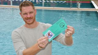 Soestebad-Leiter Bastian Tegenkamp zeigt einen Freischwimmer-Pass