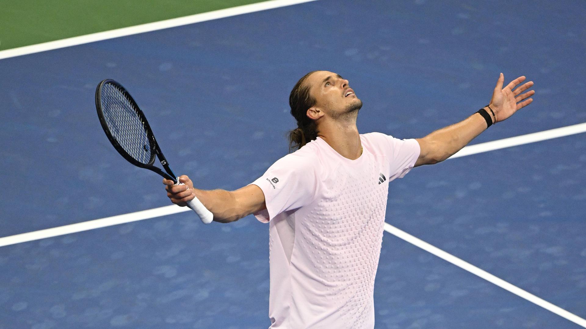 Zverev rettet Titeltraum bei US Open: Zittersieg weit nach Mitternacht