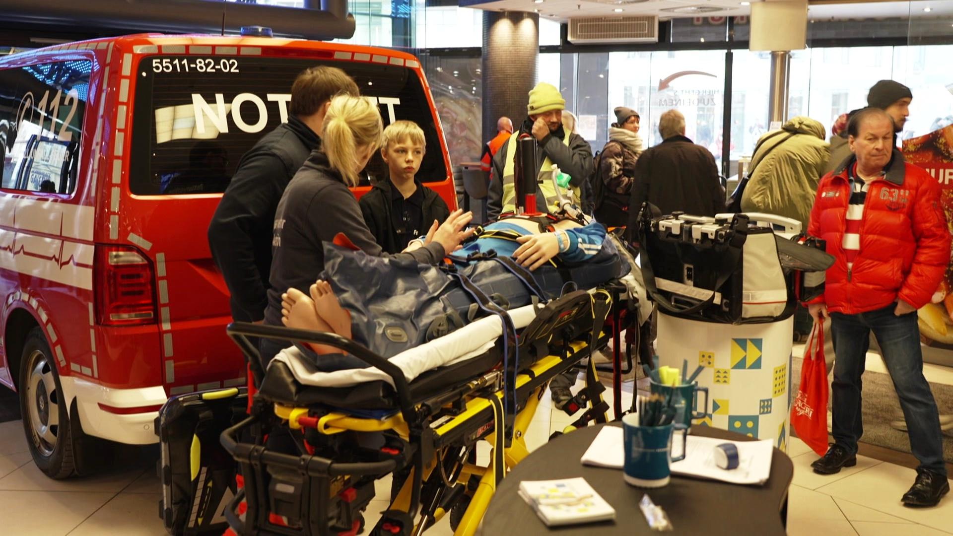 Blaulichttag in Schwerin: Einsatzkräfte machen Mut zur Ersten Hilfe