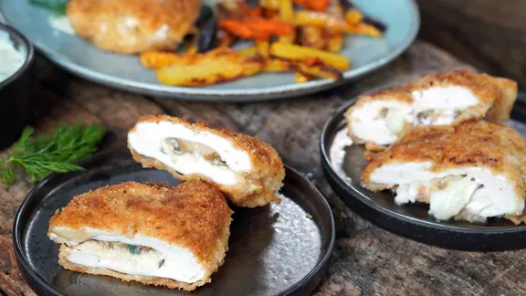 Hähnchen-Cordon Bleu mit bunten Pommes
