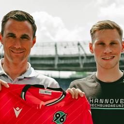 Hannovers Sportchef Marcus Mann (l.) und Neuzugang Jonas Sterner.