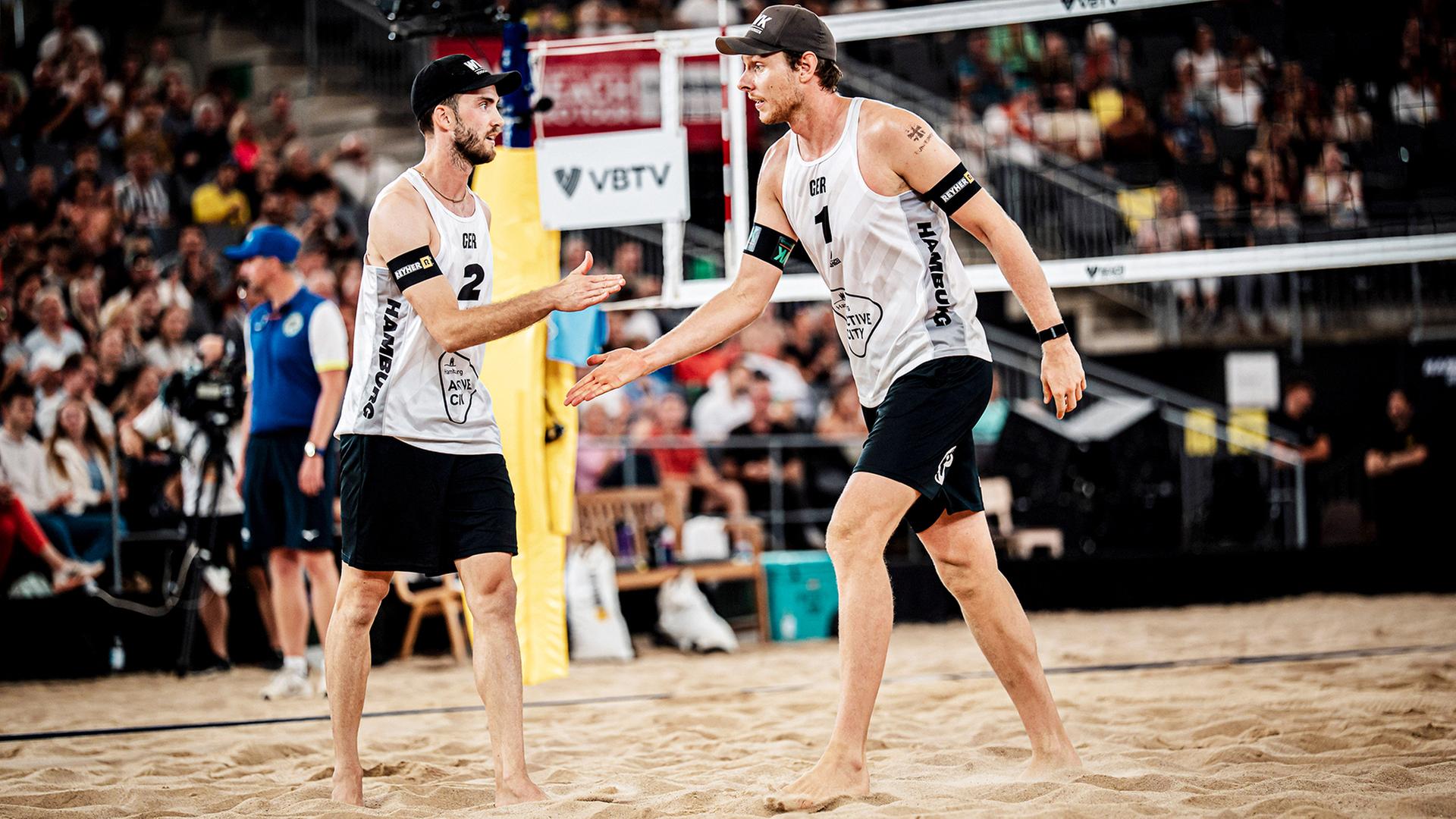 Nils Ehlers (r.) und Clemens Wickler beim Beachvolleyball-Turnier in Hamburg | IMAGO / Justus Stegemann