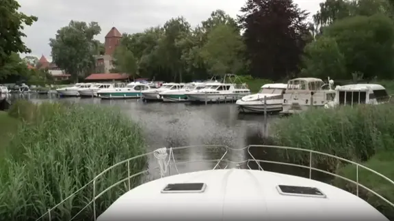 Ein Boot fährt in den Lübzer Stadthafen