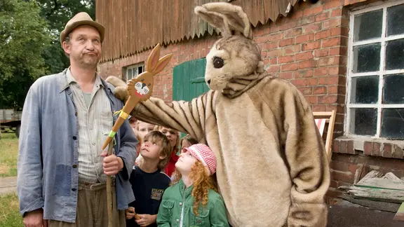 Szenenbild aus der 35. Büttenwarder-Folge "Ostern": Adsche und Kinder sind beim Brakelhasen auf Brakelmanns Hof.