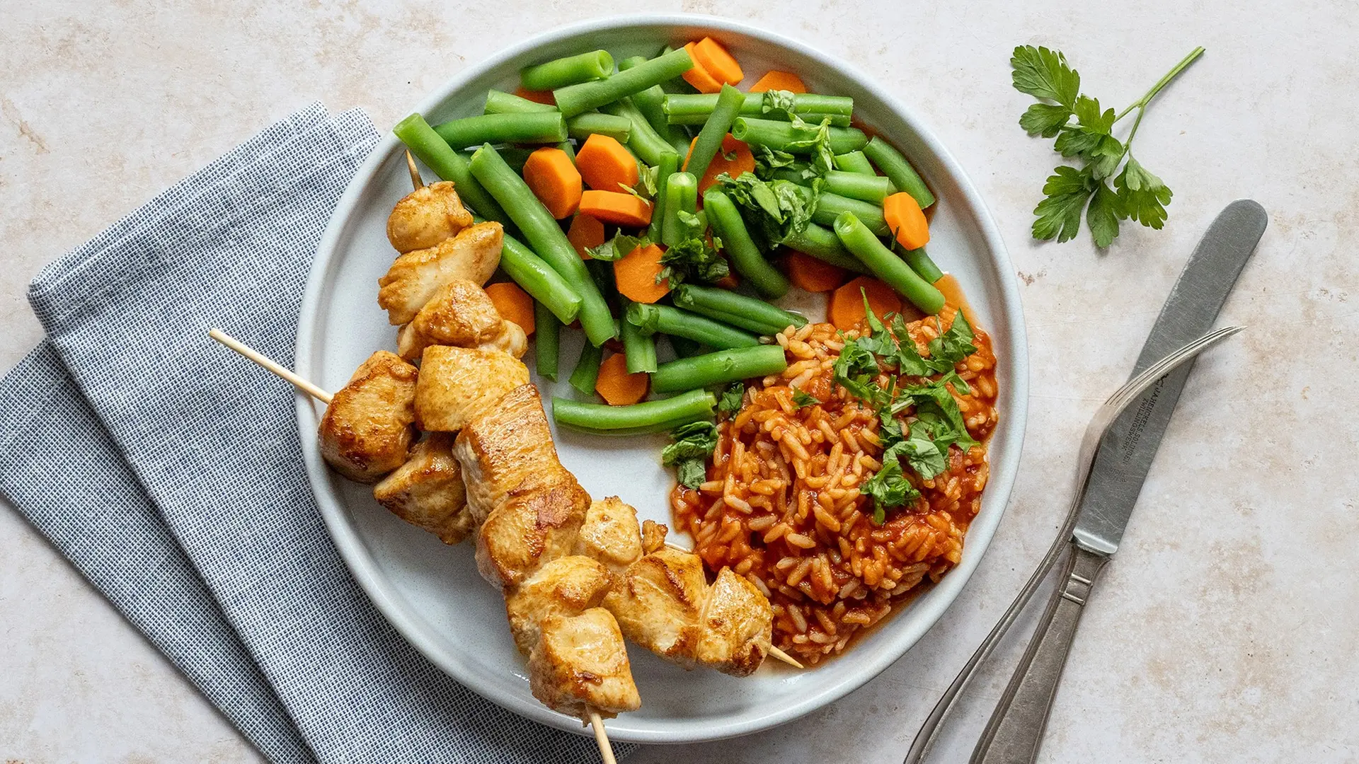 Tomatenreis mit Bohnen und Hähnchen-Spießen | ndr.de Tomatenreis mit Bohnen und Hähnchen-Spießen | ndr.de