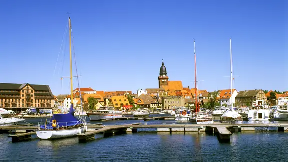 Blick auf Hafen und Stadtansicht von Waren an der Müritz. | picture alliance/imageBROKER, Dr. Wilfried Bahnmüller Blick auf Hafen und Stadtansicht von Waren an der Müritz.
