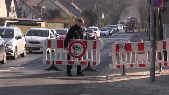 Nach dem Fund einer Weltkriegsbombe in Osnabrück sperrt ein Polizist eine Straße.