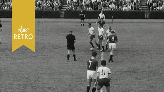 Anstoß im Amateurmeisterschaftsspiel Hannover 96 gegen BC Augsburg (1965)