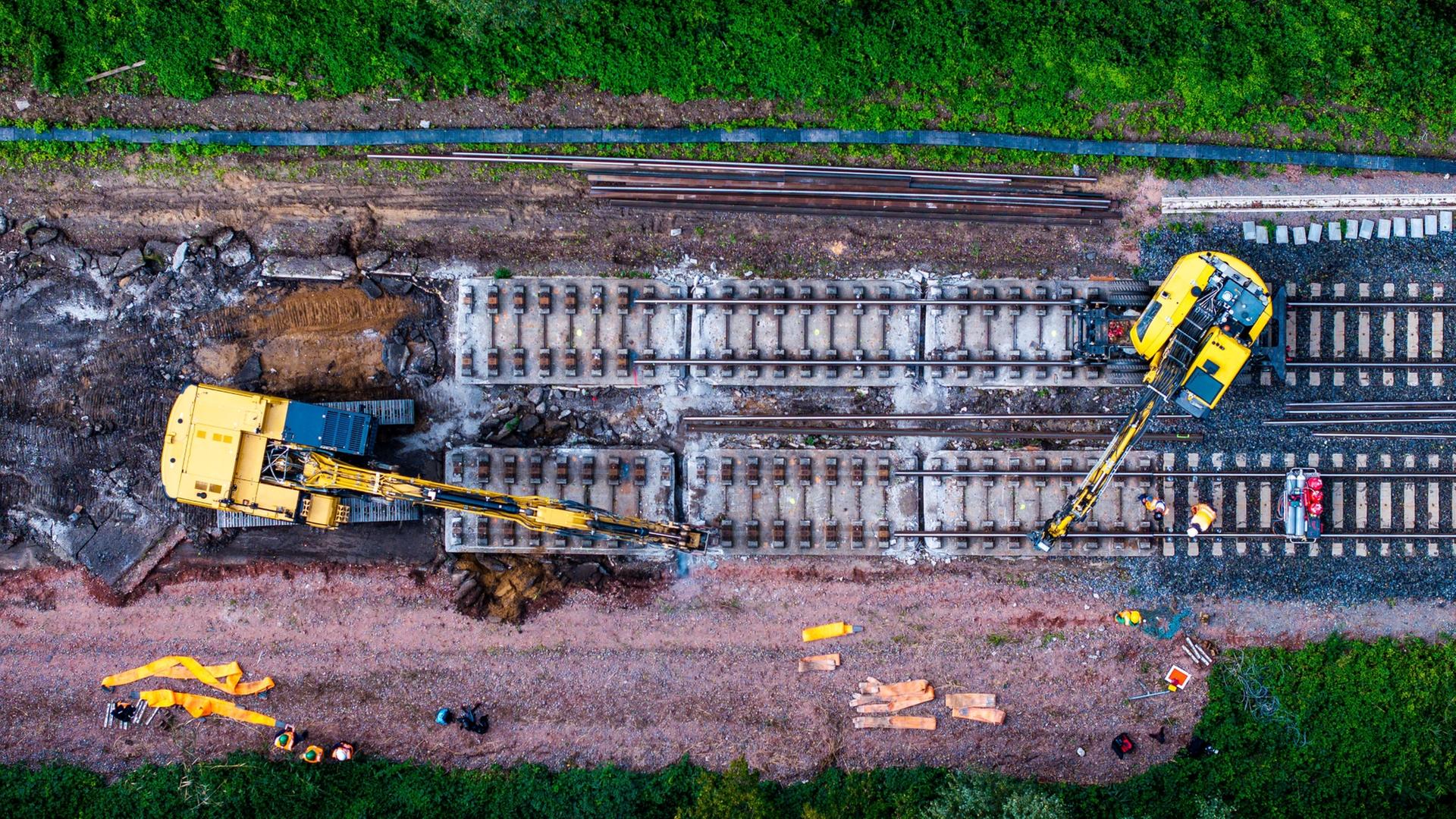 Mit schwerer Technik wird auf einem Teilstück der Bahnstrecke Hamburg-Berlin die vor Jahrzehnten angelegte feste Fahrbahn aus Beton abgebaut. (Themenbild) | picture alliance/dpa | Jens Büttner