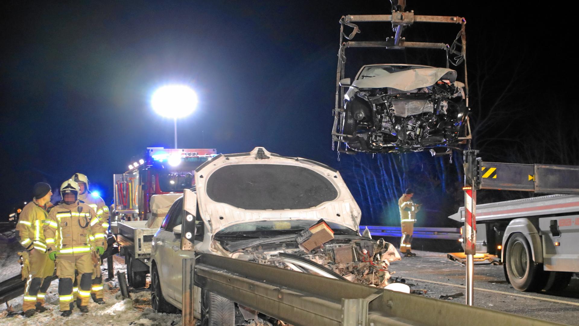 Überholverbot missachtet: Fünf Schwerverletzte nach Frontalunfall