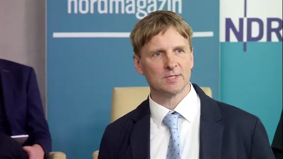 Der Landratskandidat Jörg Herrmann spricht beim NDR Talk vor Ort in Klausdor.