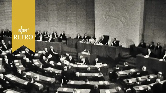 Plenum des niedersächsischen Landtags bei der Eröffnung 1962.