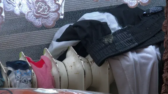 Kleidung auf einem abgenutzten Heizkörper, der nicht heizt | Norddeutscher Rundfunk Kleidung auf einem abgenutzten Heizkörper, der nicht heizt