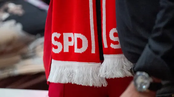 Das Logo der SPD ist auf einem Schal der Partei zu sehen.