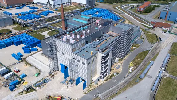 Luftbildaufnahme vom Bau der Zerlegehalle in Lubmin von Juni 2024.
