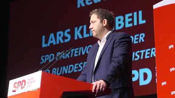 Der SPD-Parteivorsitzende und Bundesfinanzminister Lars Klingbeil steht bei einer Rede an einem Pult.