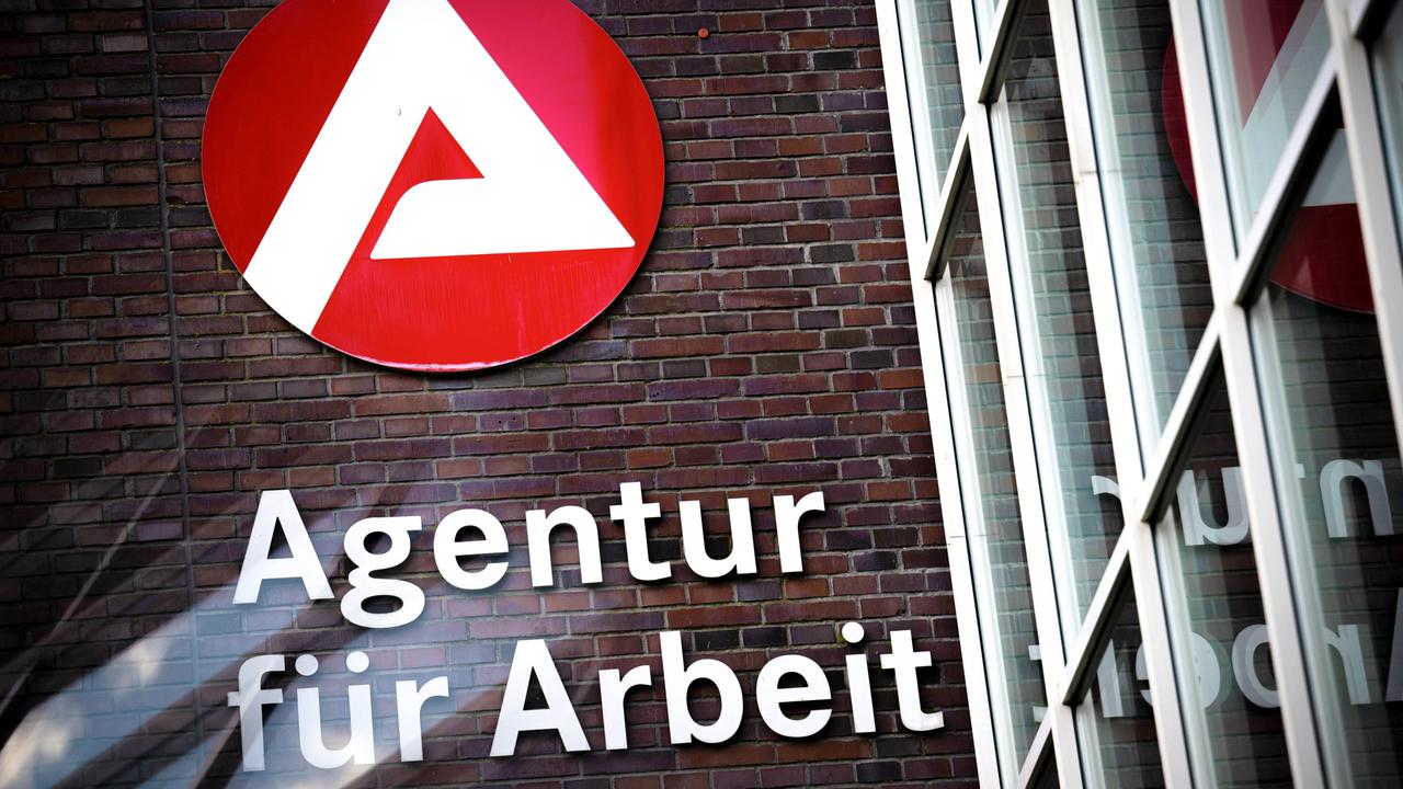 Das Zeichen der Agentur für Arbeit an einem Gebäude